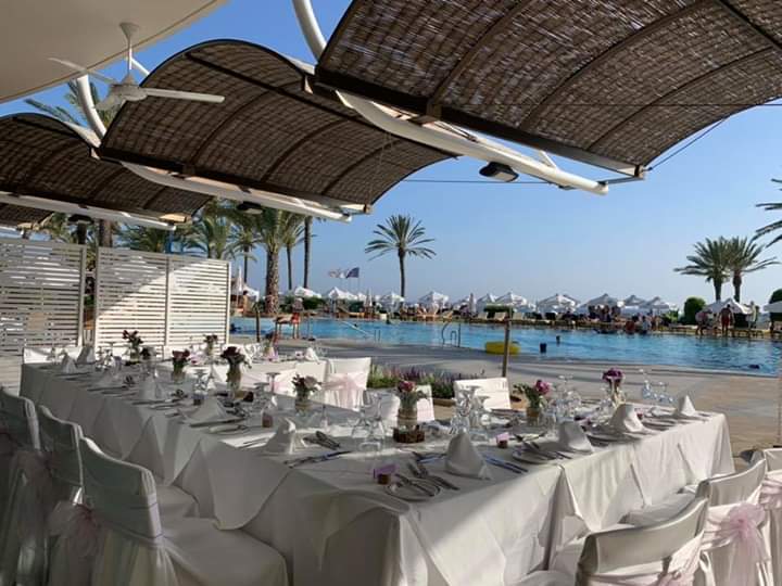 Image: http://www.bookyourweddingday.com/images/media/uploadfiles/Gala dinner only.jpg